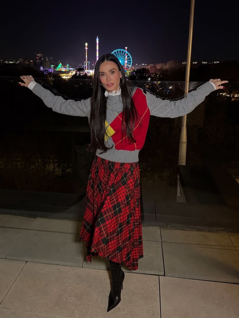 Nekad cringe, danas chic: Demi Moore nosi trend koji je ponovno u fokusu