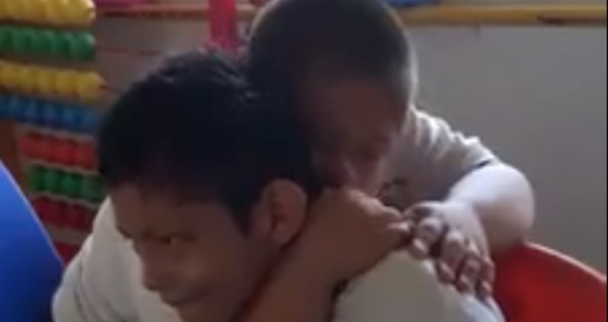 Dječak sa sindromom Down koji tješi vršnjaka s autizmom rastopio je svijet