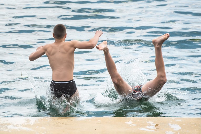 Jarun je danas bio krcat, Zagrepčani se kupali i sunčali