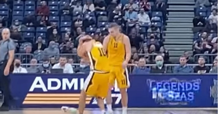 Pogledajte kako je Roka Ukića vlastiti trener pogodio tenisicom u glavu