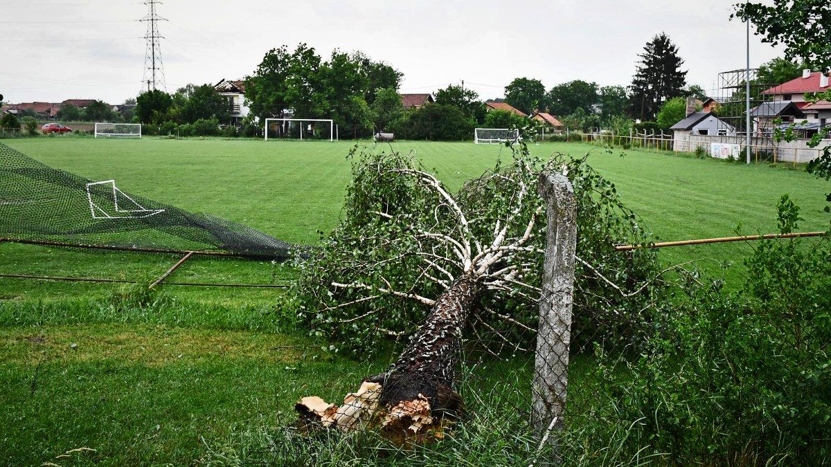 Olujno nevrijeme zahvatilo istok Hrvatske, jak vjetar jutros rušio stabla u Zagrebu