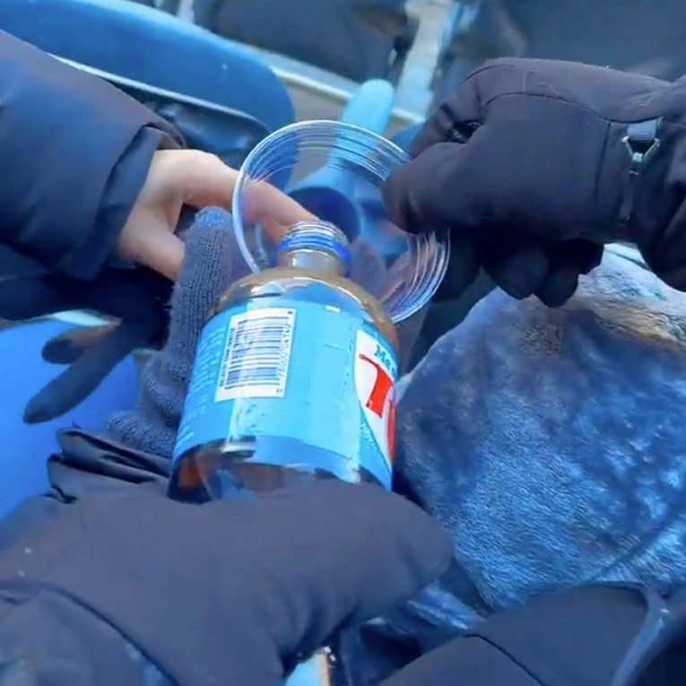 Navijačica otvorila sok na utakmici igranoj na -20. Video je postao viralan