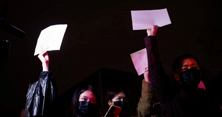 Prosvjednici u Kini nose prazne papire. Zašto?