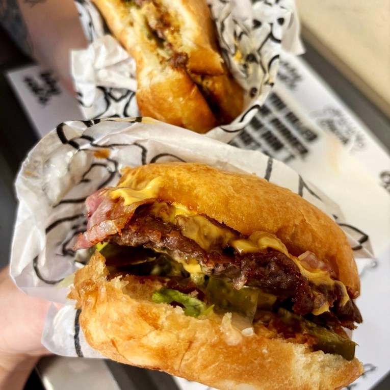 Zbog njihovih burgera stvaraju se ogromni redovi, a sada otvaraju novi lokal