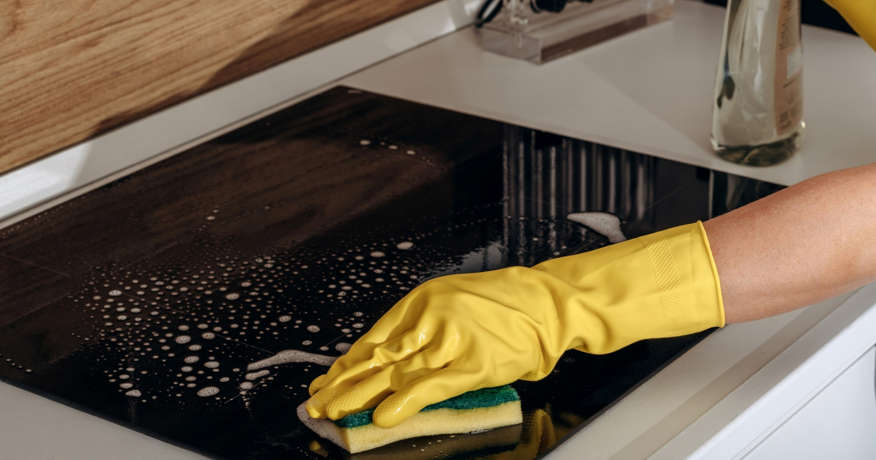 Najbolji način za čišćenje staklokeramičke ploče (šokantno je lako)