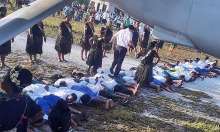 Kineski ambasador snimljen kako gazi po ljudima, antropologinja ga brani