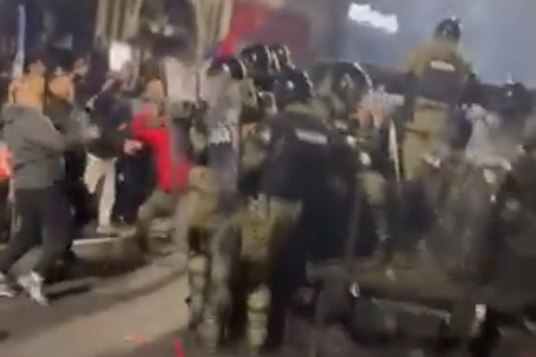 VIDEO Policijska vozila prolaze kroz gomilu ljudi u Beogradu. Objavljena nova snimka