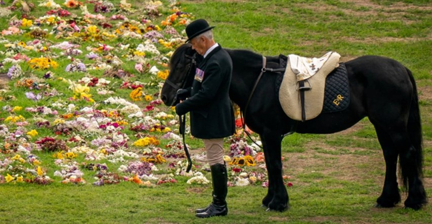 Maramu kraljice Elizabete na sprovodu je nosio njezin omiljeni poni