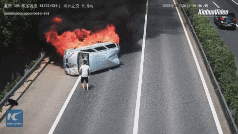 VIDEO Junak spasio putnike iz automobila u plamenu