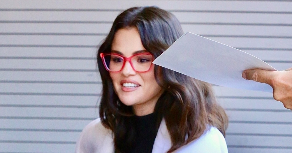 Selena Gomez spojila crnu haljinu i japanke s petom koje su hit među zvijezdama