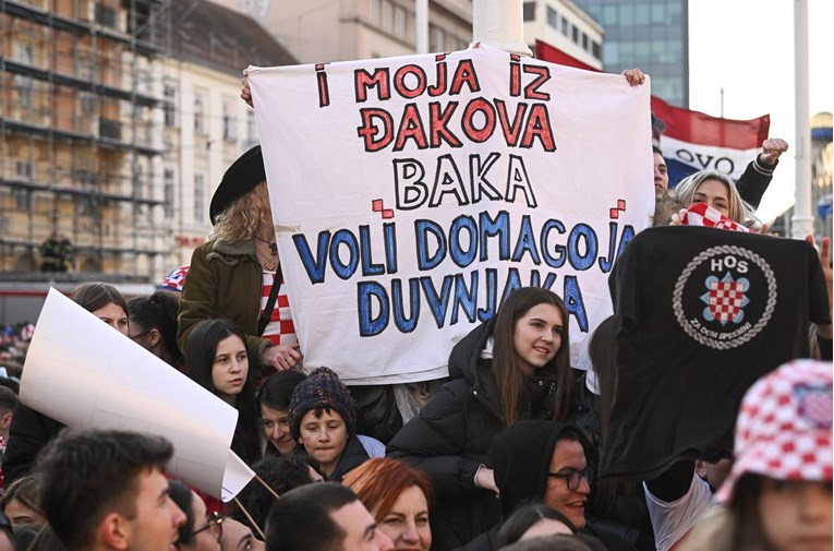 Plakat na Trgu privukao pažnju: "I moja iz Đakova baka voli Domagoja Duvnjaka"