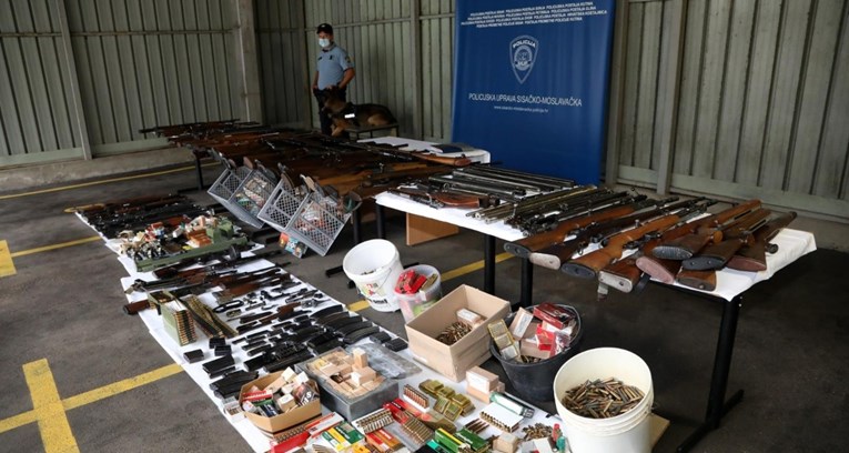 Puške, pištolji, raketni bacači. Rekordna zapljena ilegalnog oružja na području Siska
