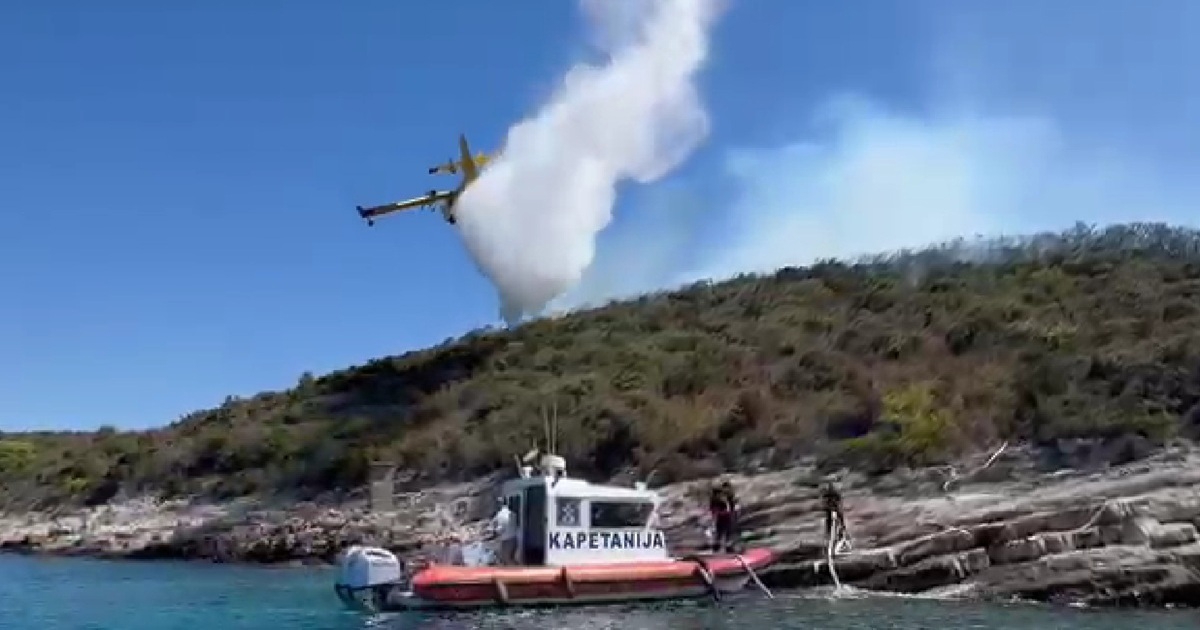 VIDEO Požar na Paklenim otocima pod kontrolom, gasili ga kanaderi