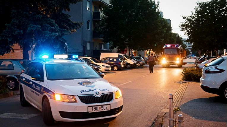 Noćas u Zagrebu izgorio Mercedes