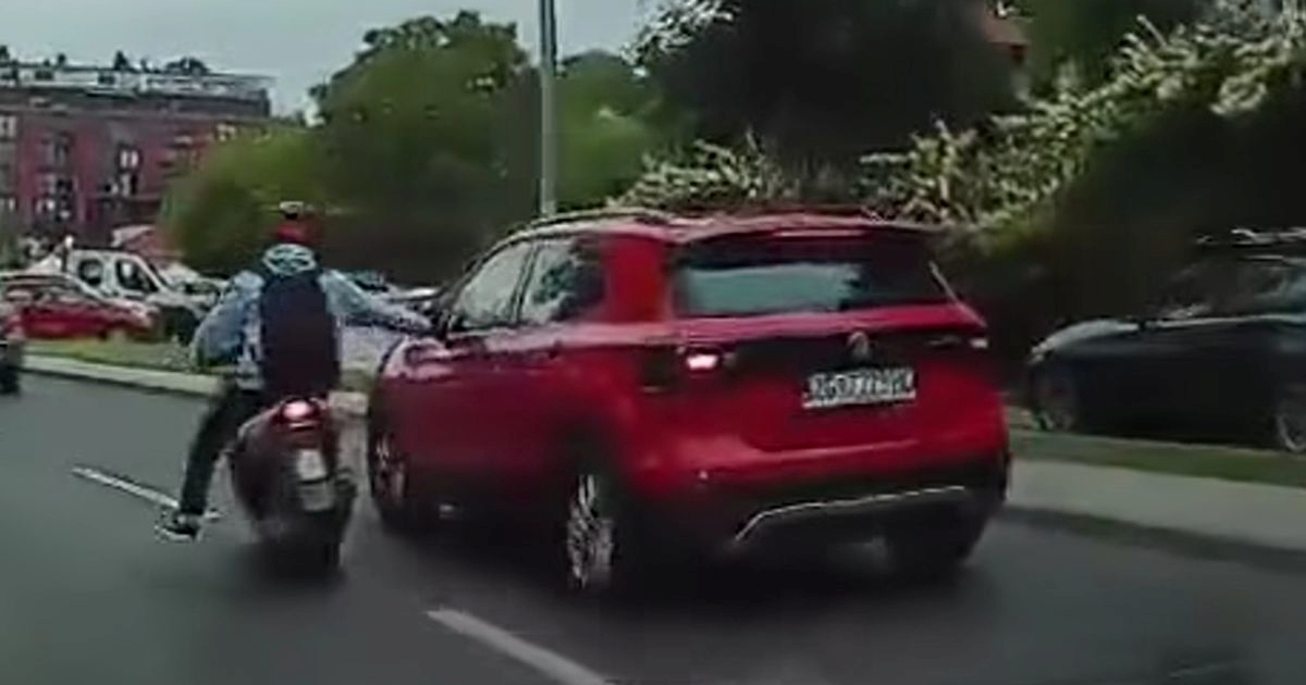 VIDEO Mladić na skuteru u Zagrebu šakom udario retrovizor auta i odjurio