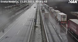 VIDEO Kamioni zbog snijega u Sloveniji čekaju u koloni dugoj 9 km pred Breganom