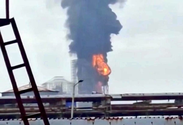 Goleme eksplozije 1300 km od fronte. Ukrajinci "sankcionirali" dvije ruske rafinerije