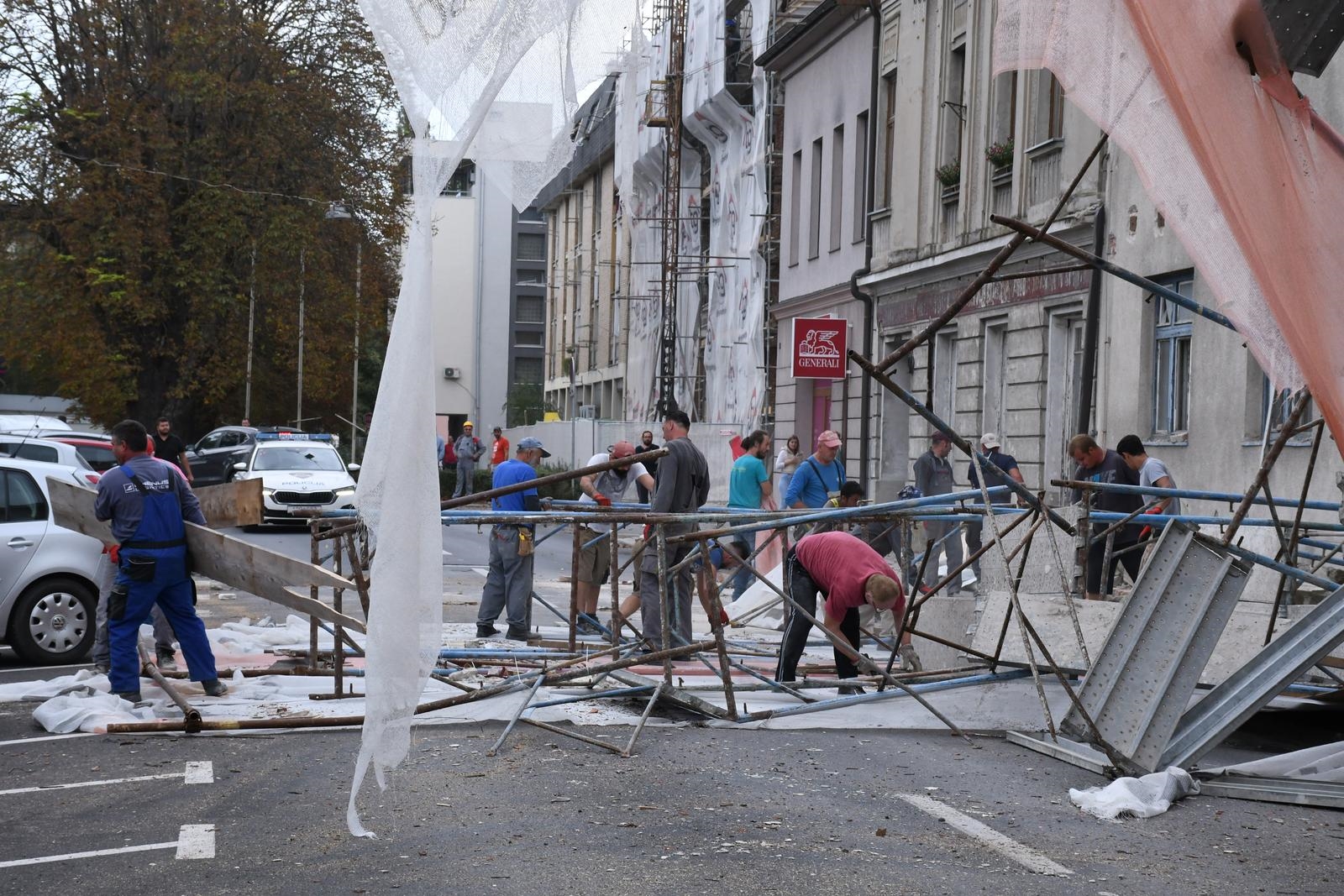 Dio zgrade u obnovi u Sisku srušio skelu, stradali automobili