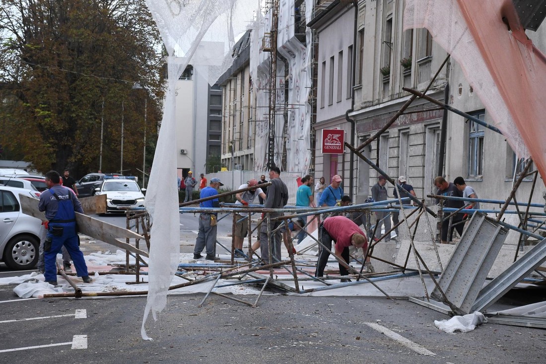 Dio zgrade u obnovi u Sisku srušio skelu, stradali automobili