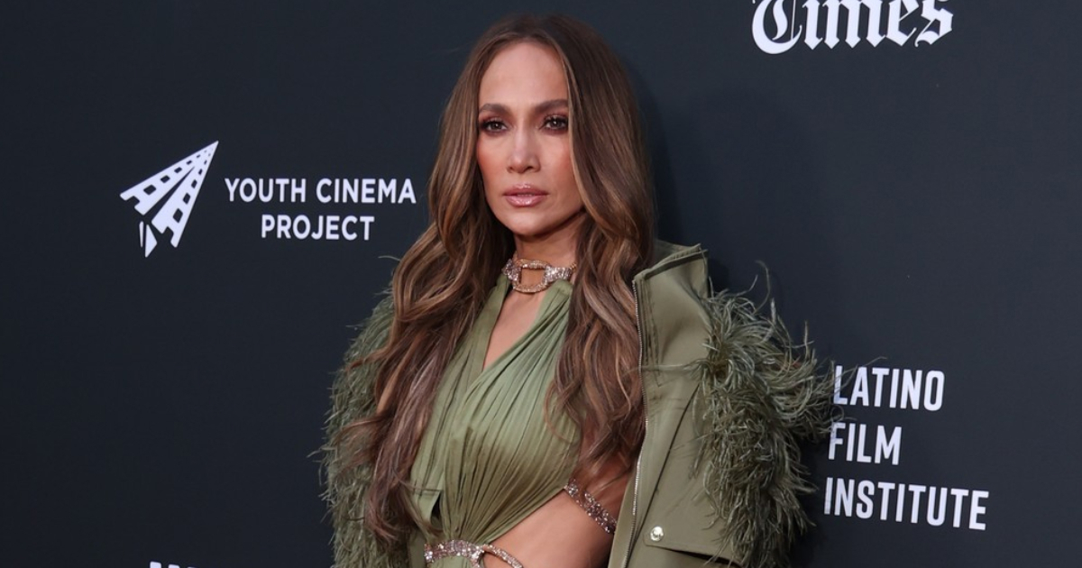 J.Lo nosila haljinu od 1300 eura s dubokim dekolteom i izrezima