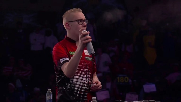 VIDEO Sprejem pokušao otjerati osu na SP-u u pikadu. Završio je u suzama