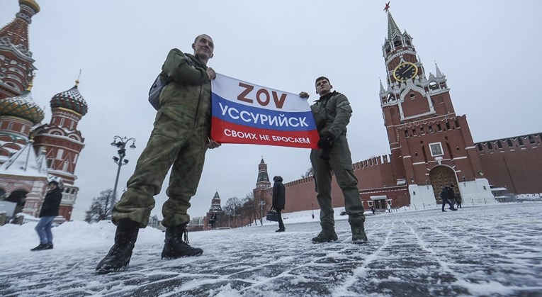 U Moskvi dominiraju simboli "specijalne vojne operacije" umjesto blagdanskih ukrasa