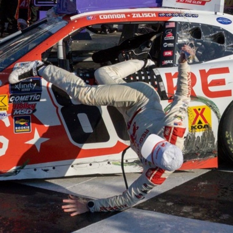 Slavio pobjedu pa završio na hitnoj. Pogledajte težak pad mladog vozača NASCAR-a
