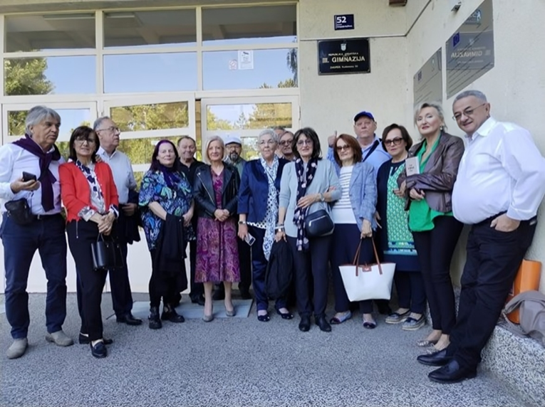 50 godina od mature bivši đaci zagrebačke gimnazije opet se okupili u razredu