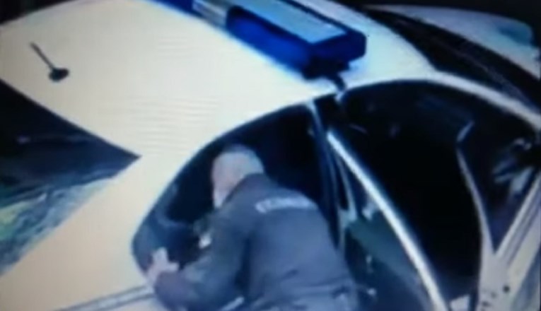 VIDEO Policajac u Srbiji mlati muškarca. Prekršio je zabranu kretanja?