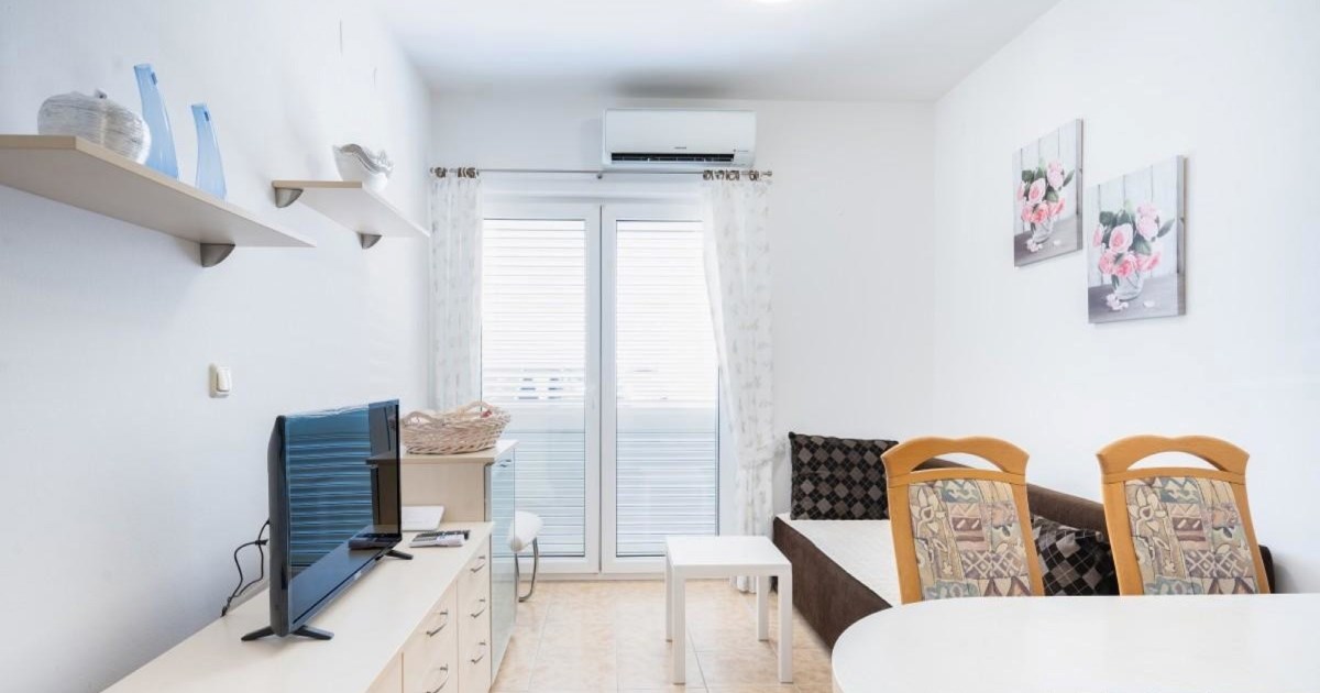 Na Pagu se prodaje apartman blizu mora s terasom i parkirnim mjestom. Evo fotki