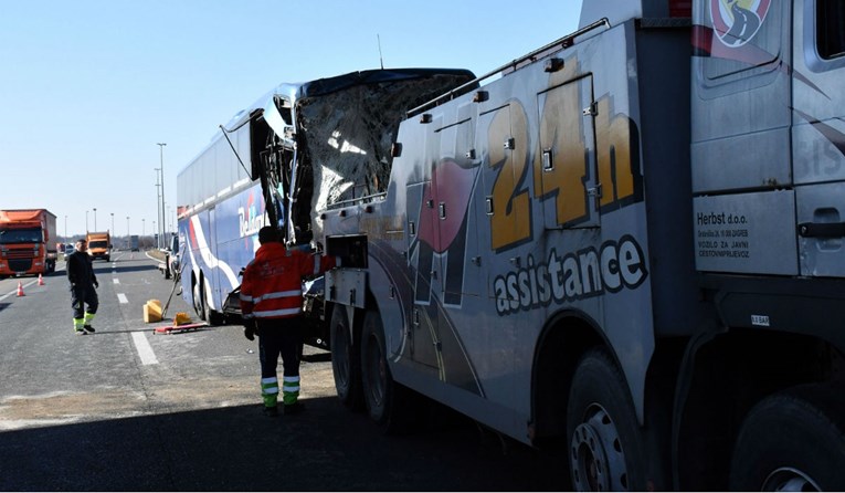 Zbog kvara žmigavca zapalio se autobus kod Slavonskog Broda, putnici izašli van