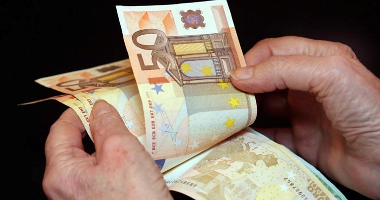 Platio taksi u Slavoniji "filmskim eurom". Policija opisala kako prepoznati lažnjake