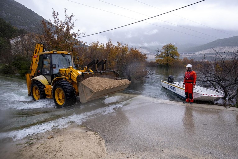 Zbog poplava prekinut promet na više mjesta u Dalmatinskoj zagori