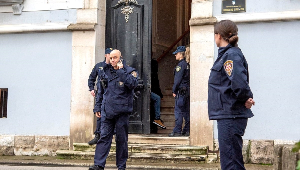 Žena u Puli mjesecima terorizirala djevojku pa joj se autom zabila u zgradu