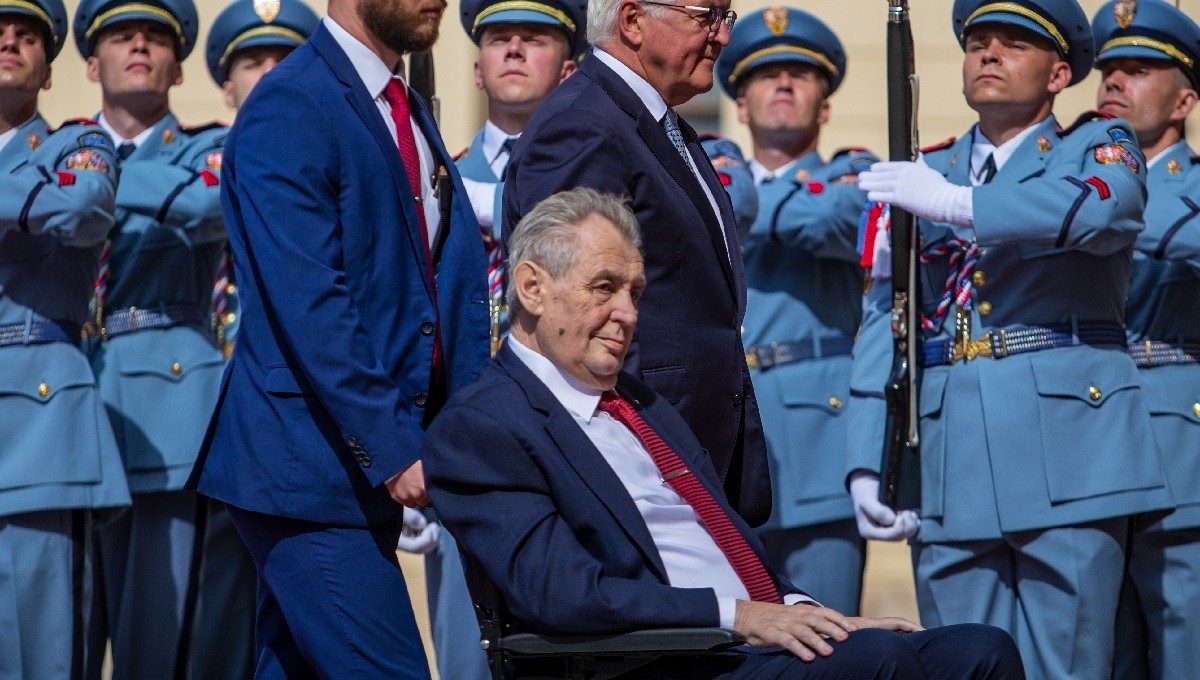 Češki predsjednik odvezen u bolnicu, mahao je kamerama