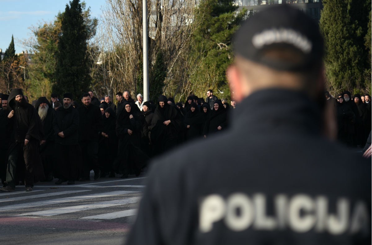 Policija blokirala Podgoricu, donosi se zakon o Crkvi koji je razbjesnio Srbe