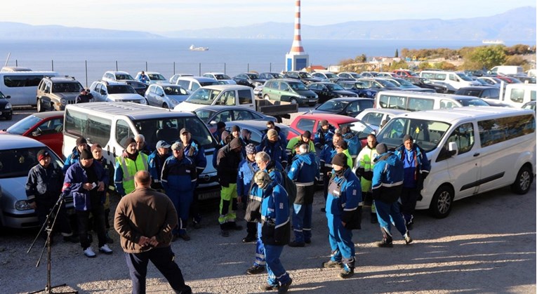 Deseci radnika iz Rumunjske prosvjeduju kod riječke rafinerije