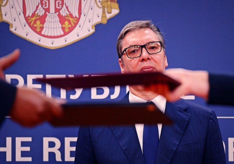 Vučić čovjeku kojem je zvonio mobitel dok je držao govor: Ne tjeraj me da te izbacim