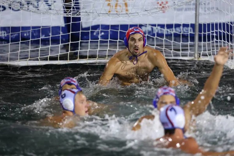 Hrvatska u polufinalu prvog Svjetskog prvenstva u vaterpolu 4x4. Danas igra za finale