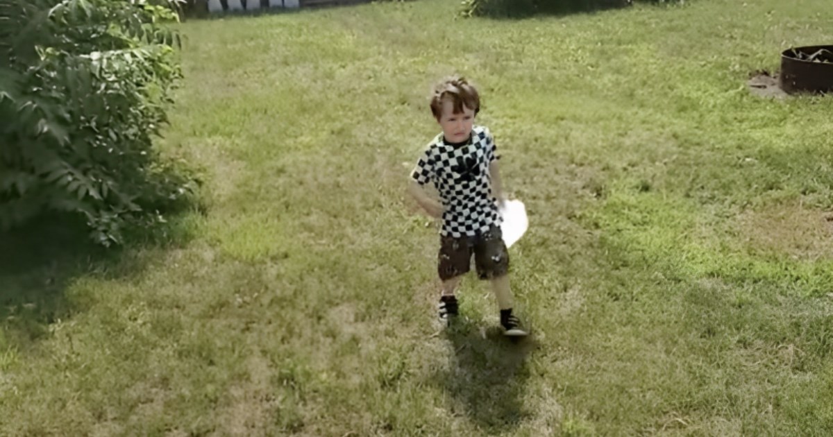 2.4 milijuna pregleda: Tata natjerao sina da za kaznu prenosi boce s vodom