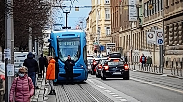 Sudarili se tramvaj i taksi u Zagrebu, a vozači se posvađali