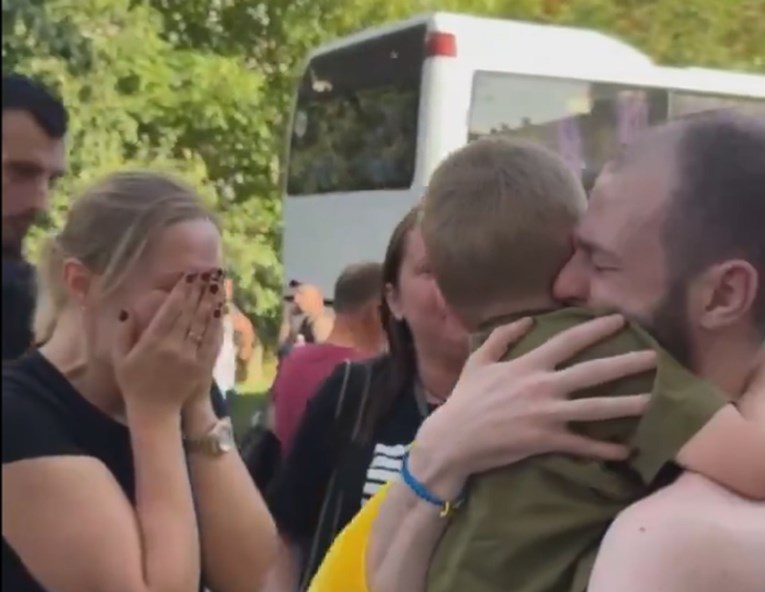 Heroji Mariupolja oslobođeni u velikoj razmjeni zarobljenika, pogledajte snimke