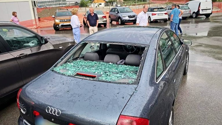 Jaka tuča razbila aute, plastenike i krovove. Pogledajte fotografije