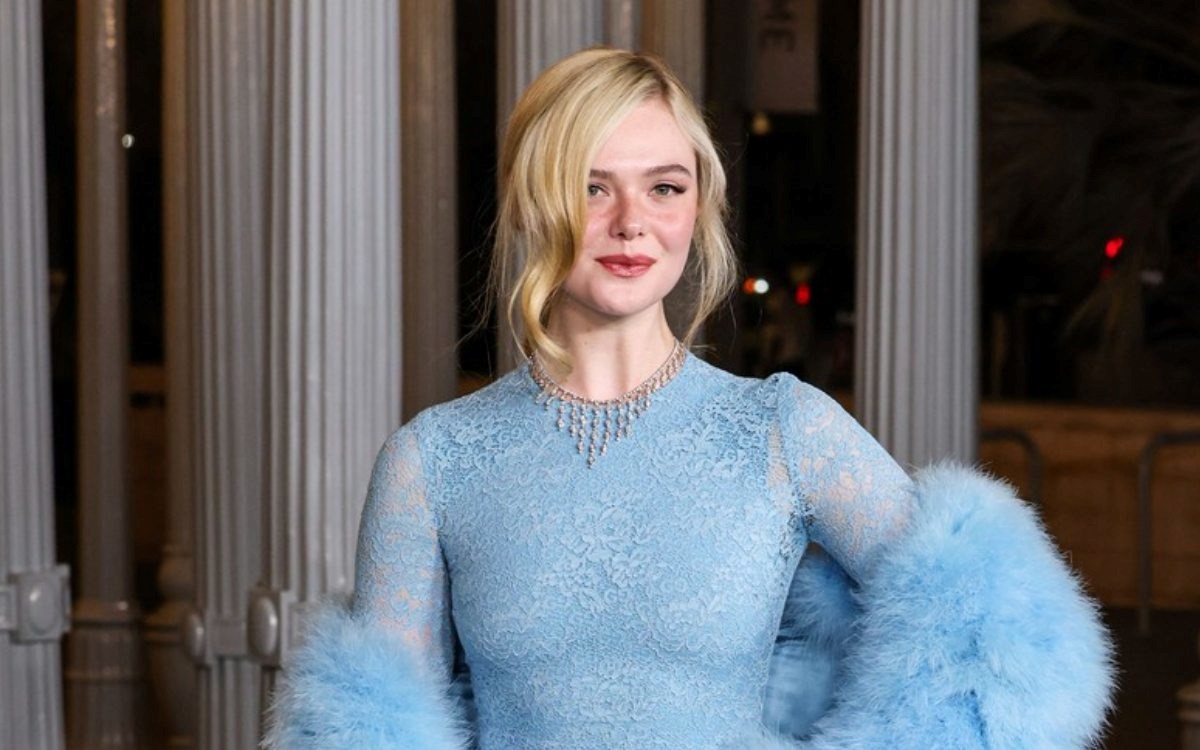 Elle Fanning oborila s nogu u elegantnoj čipkastoj haljini