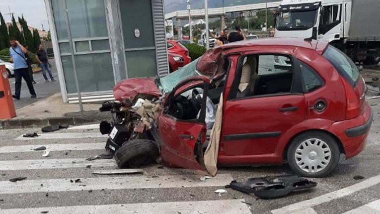 U bolnici umro vozač iz teške nesreće u Solinu. Auto je smrskan u sudaru s kamionom