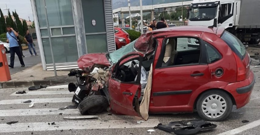 U bolnici umro vozač iz teške nesreće u Solinu. Auto je smrskan u sudaru s kamionom