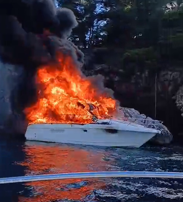 VIDEO Jahta se zapalila i potonula kod Zatona. U tijeku je očevid