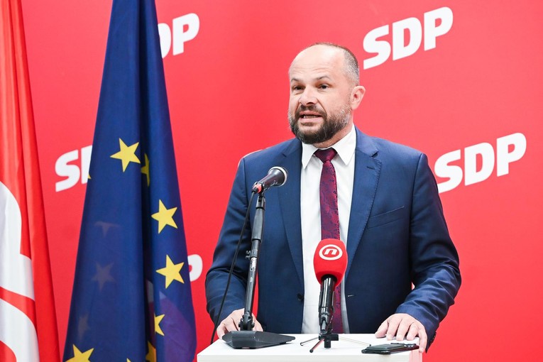 Hajdaš Dončić: Fašisti su moderni radikalni desničari koji nose odijela