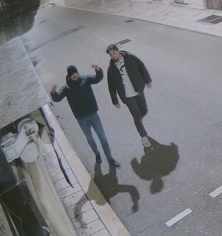 Policija objavila fotografije dvojice muškaraca. "Uništili su koševe za smeće"