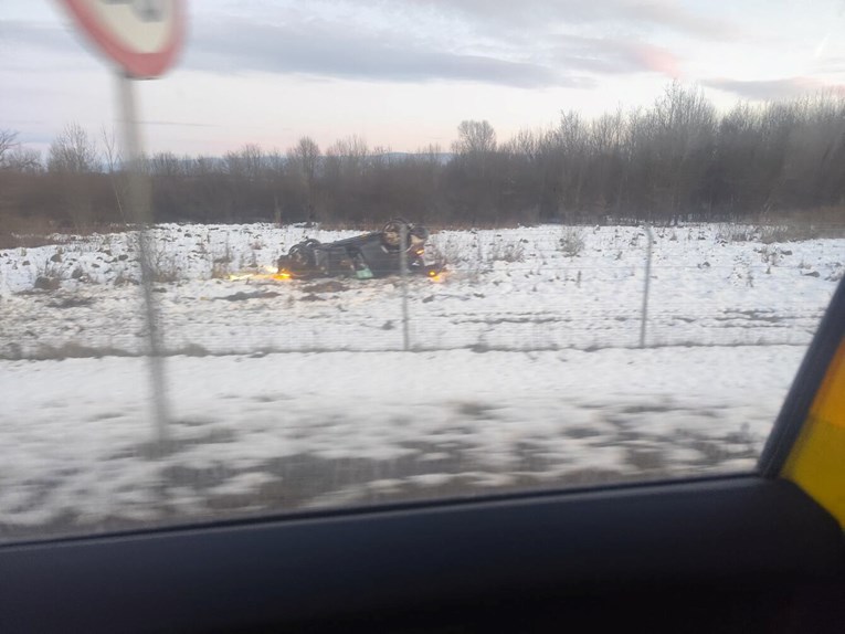 FOTO Automobil na A2 završio na krovu, dvoje prevezeno u bolnicu